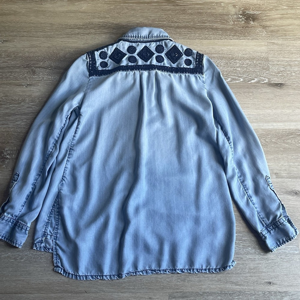 Holding Horses Womens Embroidered Chambray Shirt Small Roll Tab Button Down Blue - Picture 9 of 9